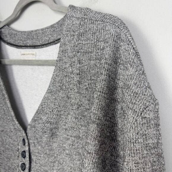 URBAN OUTFITTERS | Gray Oversized Cropped Clearwater Henley Top Women’s Size M - Picture 4 of 10